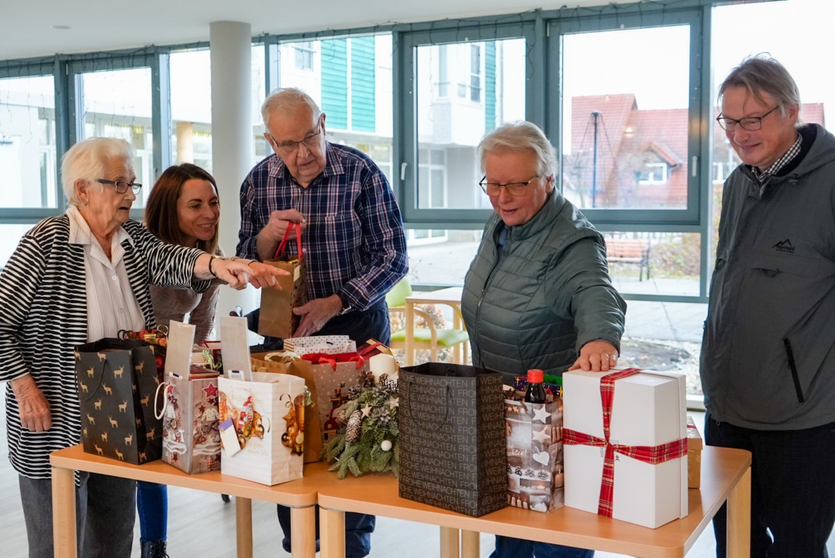 Geschenkübergabe im Diako Seniorenzentrum Martin Luther in Bad Salzungen. | Foto: © Julia Otto Geschenkübergabe im Diako Seniorenzentrum Martin Luther in Bad Salzungen. | Foto: © Julia Otto