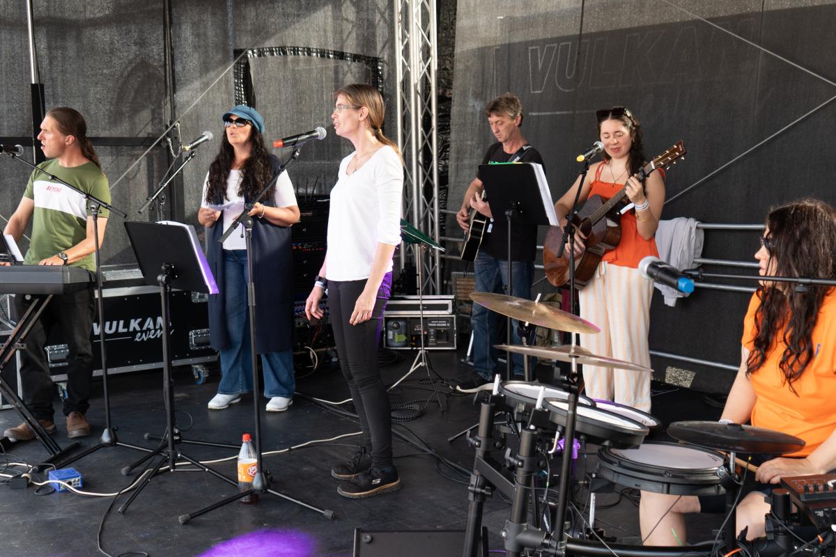 Musikalisch begleitet wurde der Gottesdienst von der Kirchenkreisband F.L.O.W.