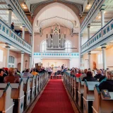  Viele Wegbegleiter und Musikliebhaber kamen in die Elisabethkirche, um den 25. Geburtstag des Posaunenchores zu feiern. © Julia Otto
