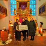Fotografin Carolin Semmelroth (dritte von rechts) überreichte einen Spendencheck über 300 Euro an Johanna Weymar für das Kinderhospiz in Bad Salzungen.  © Julia Otto