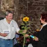  Pfarrer Rolf Lakemann Schulbeauftragter für die Propstei Meiningen-Suhl, überreichte zum Abschied eine Basis-Bibel und eine Sonnenblume. © Julia Otto