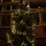  Der Christbaum in der Trinitatiskirche kann an Heiligabend von den Roßdorfern geschmückt werden. Der Kreativität sind dabei keine Grenzen gesetzt. © Julia Otto