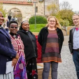  Pastorin Diana Engel (zweite von rechts), die selbst eine Zeit lang in Tansania studiert hat, begleitet die Gäste auf ihrer Begegnungsreise in Deutschland. © Julia Otto