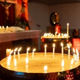 Trauernde nutzten diesen Ort, um vor und nach dem Gedenkgottesdienst innezuhalten und Kerzen für ihr verstorbenes Kind zu entzünden.  © Julia Otto
