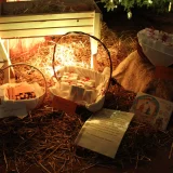  Die Besucher konnten sich kleine Weihnachtspäckchen und Glaubensimpulse für zu Hause mitnehmen. © Julia Otto