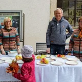  Von links: Frau Lindemann und Familie Winges aus Bad Salzungen tischten vor der Stadtkirche alte Bio-Apfelsorten auf. Foto: Julia Otto