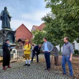  Begrüßung auf dem Lutherplatz in Möhra durch den hauptamtlichen Beigeordneten der Stadt Bad Salzungen, Hannes Knott und Pfarrer Rudolf Mader. © Julia Otto