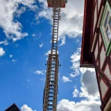  Mit der Drehleiter der Feuerwehr konnten die Gäste auch von oben einen Blick auf die St. Michael-Kirche werfen. © Julia Otto