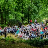  Der traditionelle Open-Air-Gottesdienst lockte in diesem Jahr erstmals wieder viele Besucher am Pfingstmontag in den Park Altenstein. © Julia Otto