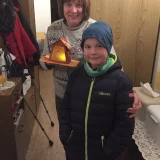  Jakob Stub (8. Jahre) aus Dermbach teilt sein Licht mit seiner Großtante Andrea, weil sie gerade ein künstliches Knie bekommen hat und alleine ist. © privat