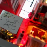  In den Kirchenbänken lag für jeden Besucher eine Karte mit dem Spruch „Jemand liebt dich“ bereit. Der herzförmige Spiegel auf der Innenseite machte deutlich: Gott liebt dich! © Julia Otto