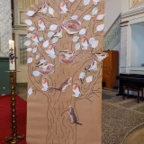  Der Apfelbaum wurde mit Blättern und Tieren geschmückt. Foto: Julia Otto