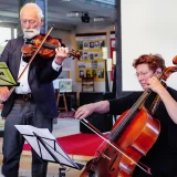 Frau Kupisch (Cello) und Herr Fuchs (Violine) – Mitglieder des Ensembles der Stiftung Südthüringer Kammerorchester, begeisterten die Gäste mit zeitgenössischer Hausmusik. © Julia Otto