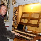  Musikalisch umrahmt wurde der Gottesdienst von Stephan Ader (Andenhausen) an der Orgel. © Julia Otto