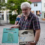  Ein langjähriger Fan aus Leimbach ließ seine ersten beiden LPs der Rockband von den Bandmitgliedern signieren. © Julia Otto
