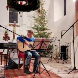  Rick Albrecht spielte das Stück "Jingle Bells" auf der Gitarre. © Julia Otto