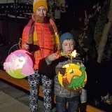  Diese Lichter haben Pauline (13) und Leopold (8) aus Helmers gebastelt. Sie haben ihr Licht mit der Feuerwehr in Wernshausen geteilt. © privat
