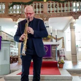  Saxophonist Ralf Benschu bewegte sich beim Musizieren durch das Kirchenschiff und nutze so die ganz eigene Akustik der Kirche. © Julia Otto