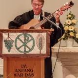  Musikalisch begleitete Pfarrer Roland Jourdan mit der Gitarre den Gottesdienst. © Julia Otto