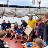  Skipper Ronny erklärt den Konfis die Schiffsroute und die Regeln auf dem Schiff. © Julia Otto
