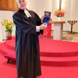 Die Vorsitzende Susanne Rakowski überreichte symbolisch Pfarrer Peter Nietzer den Schlüssel für die Friedenskirche. © Julia Otto