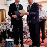  Rolf Bräuning (rechts im Bild) wurde nach 45 Jahren aktiver Mitgliedschaft im Posaunenchor Urnshausen und Stadtlengsfeld verabschiedet. © Julia Otto