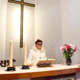  Kirchenälteste Marita Schrumpf zum Friedensgebet in der Friedenskirche Bad Liebenstein. © Julia Otto