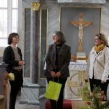  Von links: Christiane Rothämel dankte Nicole Fontanive und Birgit Jünger für die Restaurierung. © Rüdiger Christ