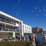 Kinder der Christenlehre-Gruppen und die Bewohner des Pflegeheimes lassen Ballons mit ihren Gebeten und Hoffnungs-Wünschen in den Himmel steigen.  © Julia Otto