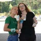  Teamerin Anna-Lena (Avanti) und Nele (Allure) bei der Kaffeepause an der Tankstelle. © Julia Otto
