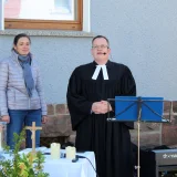 Diakonin Jana Volkmann und Pfarrer Volkmann beim Open-Air-Gottesidenst in Tiefenort.  © Julia Otto